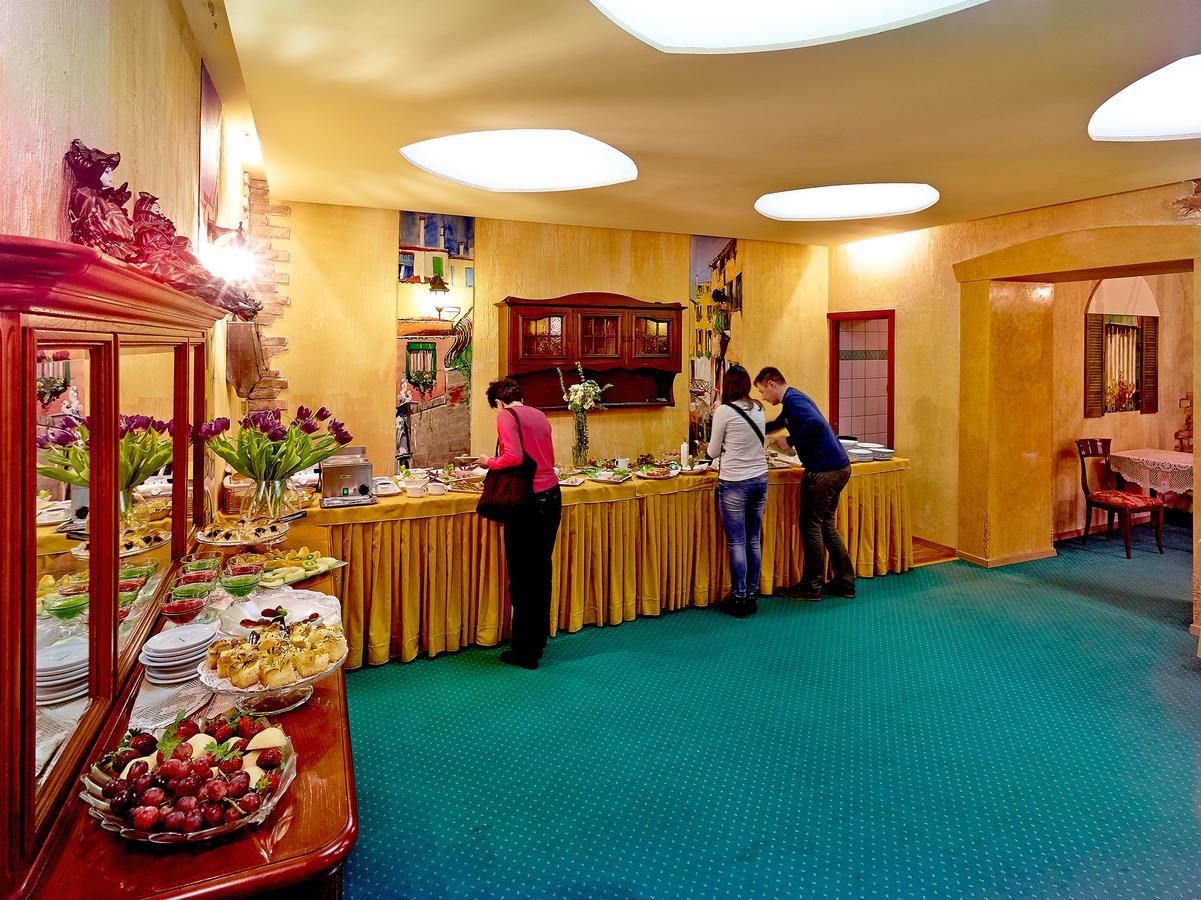 Отель Hotel Wenecki Ченстохова-47